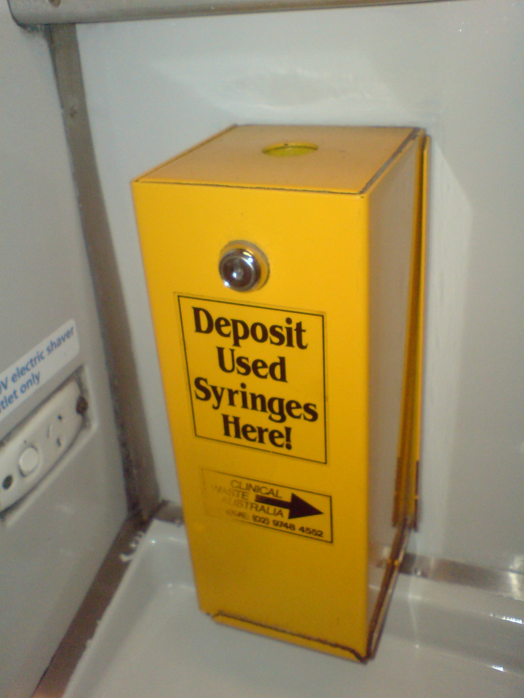 "Deposit used syringes here!"